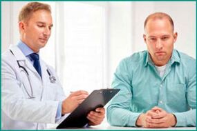 Der Patient an der Rezeption des Arztes