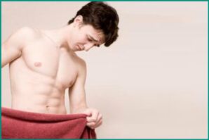 Schmerzen im Perineum eines Mannes mit Prostatitis