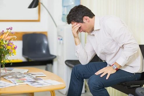 Ein Mann denkt darüber nach, Prostatitis mit Medikamenten zu behandeln